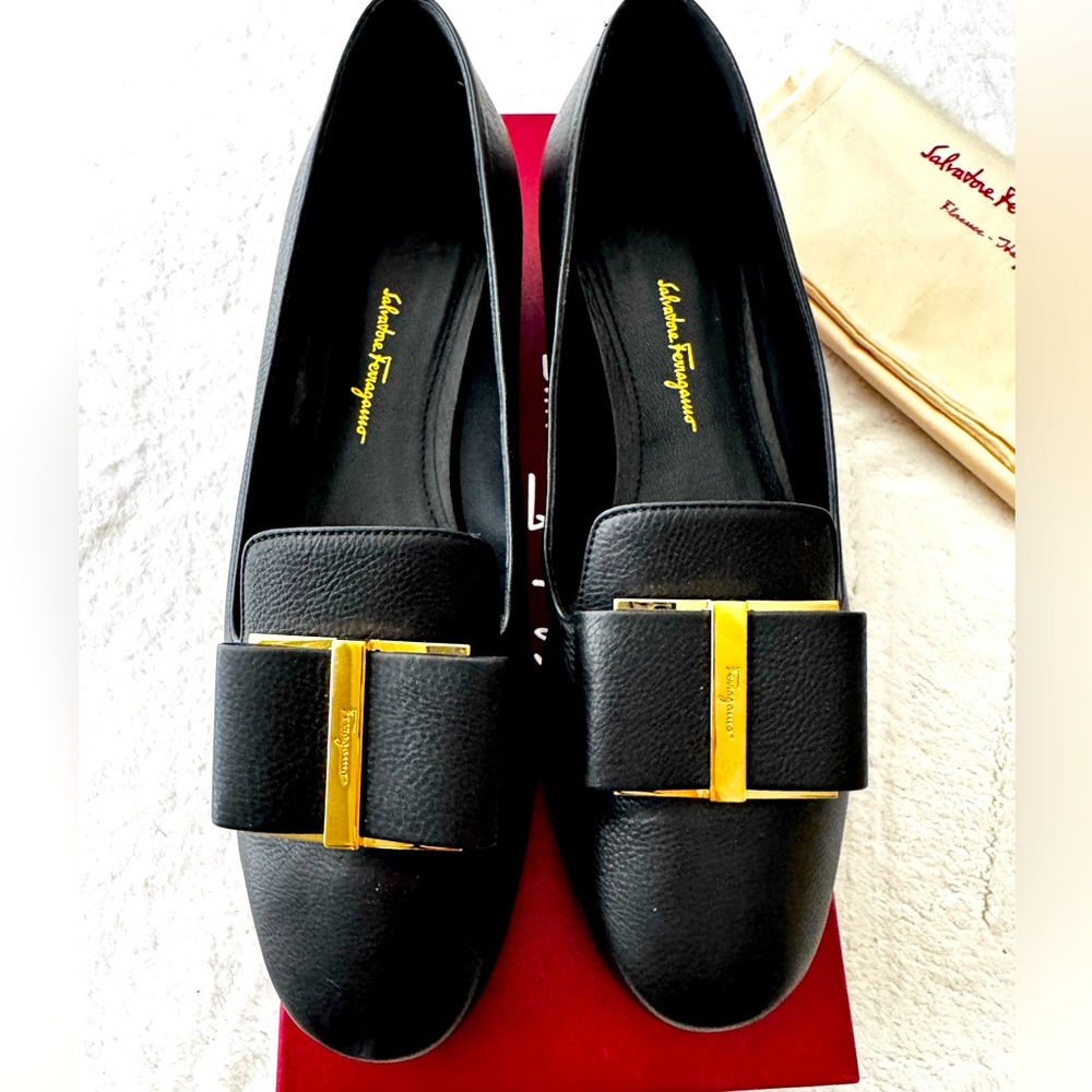 Salvatore Ferragamo Women’s Shoes - Black Leather - Size 9